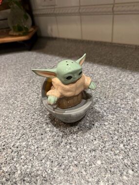 Grogu Baby Yoda Ceramic Salt & Pepper Shaker - Green